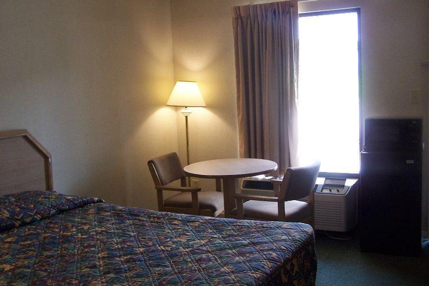 Celebration Inn Lewisburg Room photo